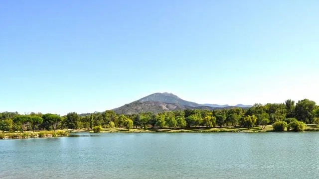 Saint-Jean-Pla-de-Corts, village entre patrimoine et lacs de loisirs proche aloha camping club