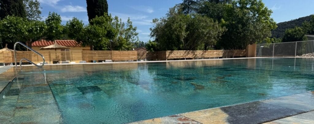 aloha camping et sa piscine à débordement à amelie les bains