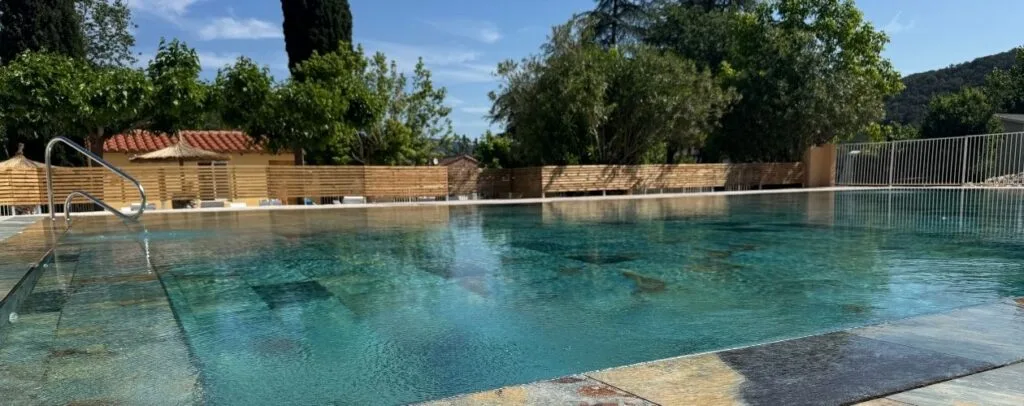 aloha camping et sa piscine à débordement à amelie les bains