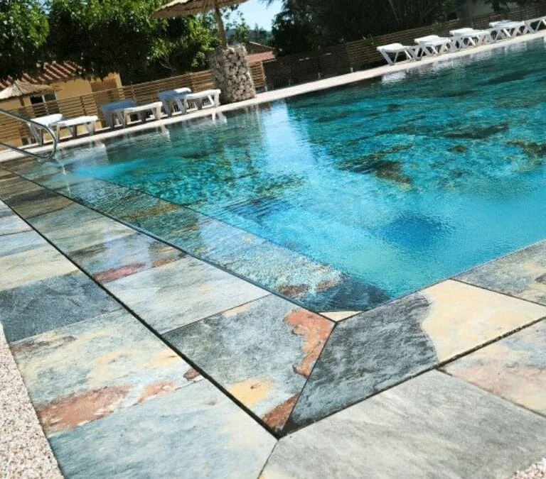 Piscine camping Aloha 2025 : découvrez la nouvelle piscine à débordement