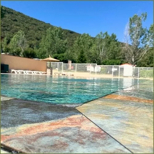 Bord de piscine du Aloha Camping Club avec vue sur les collines verdoyantes du Vallespir