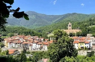 Village de Prats-de-Mollo au pied du pic du Canigou dans le Vallespir