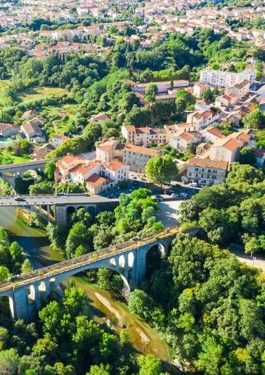 Vue des ponts de Ceret Village de Ceret dans le vallespir proche du camping Aloha